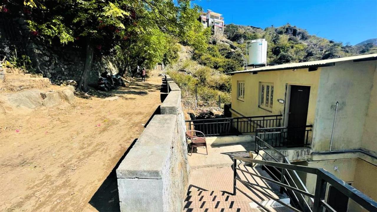 Shikhar Bunglow - A Stunning Valley View Bungalow In Mount Abu Bed & Breakfast エクステリア 写真
